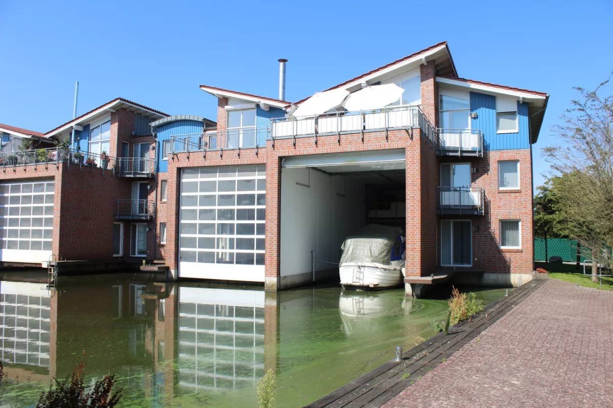 Unter dem Motto „Wohnen wo die Wellen sind“ wurden 3 Architektenhäuser sowie 16 Bungalows und 10 Doppelhaushälften mit direktem Wasserzugang realisiert. Einmalig sind die 6 Bootsgaragen. In diesem Bauabschnitt wurden ebenfalls 6 Penthäuser und 12 Ferienwohnungen errichtet. 